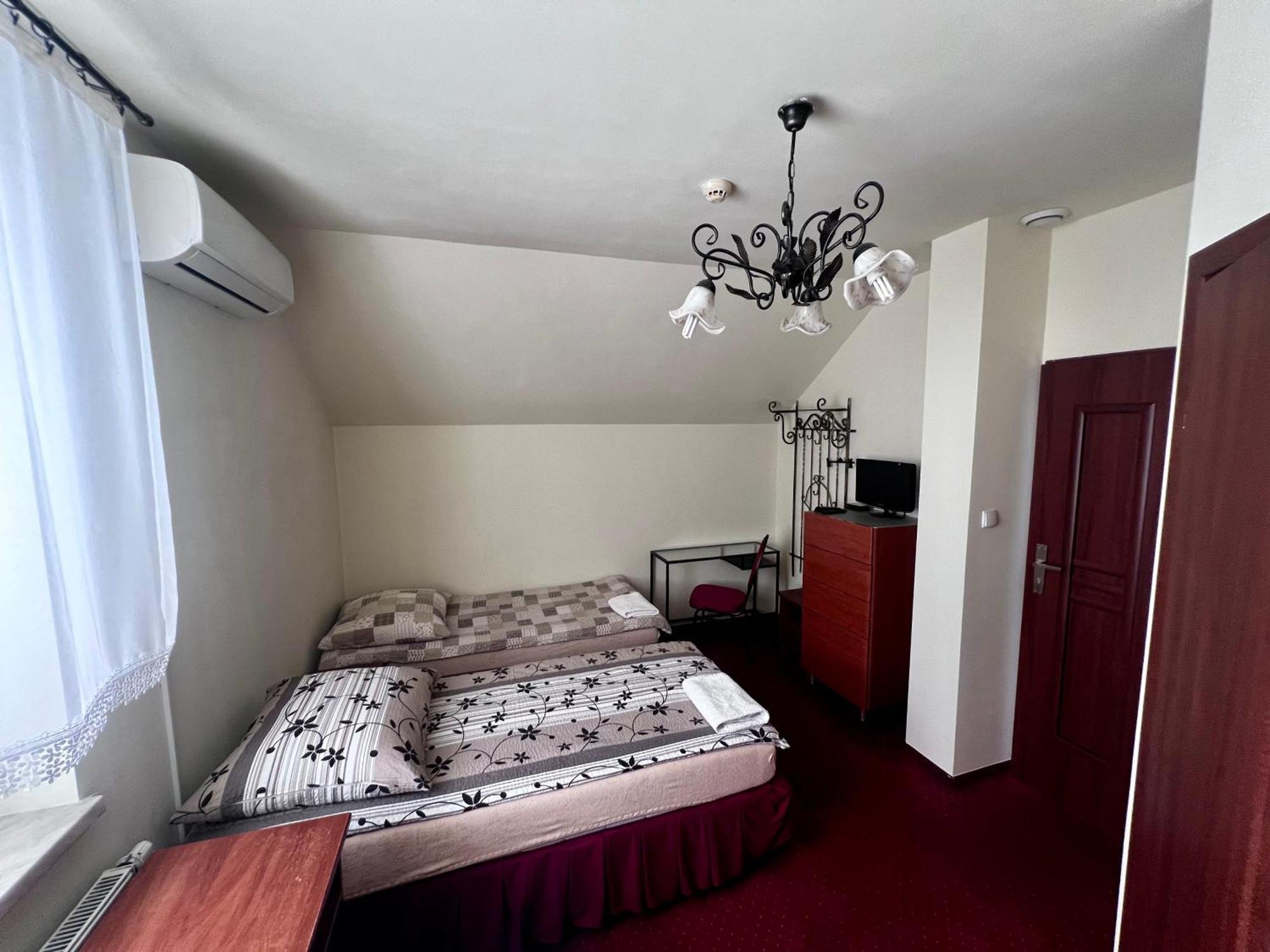 Zajazd Skorpion B&B Освенцім Екстер'єр фото